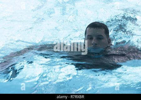 Ein Marine führt eine 600 meter Klimaanlage Schwimmen während der Ausbildung in Camp Lejeune, N.C., April 4, 2017 Survival-Advanced. WSA ist eine Woche-lange Kurs, daß die Tests, die Marines auf rettet, Anschläge und Distanz schwimmen. Die Marine ist ein Student in den Kurs, der von der 2. Strafverfolgung Bataillon ausgeführt wird. Stockfoto
