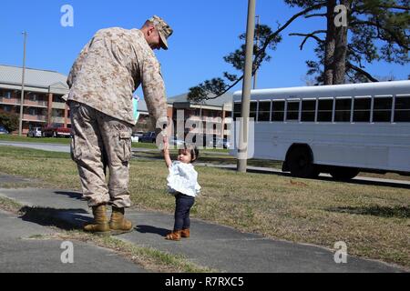 MARINE CORPS AIR STATION CHERRY POINT, geht N.C.—Cpl. Joseph Capellini mit seiner Tochter, während seine Familie wartet, um ihn für eine Bereitstellung von Marine Corps Air Station Cherry Point, North Carolina, 29. März 2017 zu verabschieden. Die Aufgabe der Marine taktische Electronic Warfare Squadron 3, Marine Aircraft Gruppe 14, 2. Marine Aircraft Wing, während der Bereitstellung werden Luft elektronischen Kriegsführung zur Unterstützung der Operationen durchzuführen. Dazu gehören die EA-6 b Prowler einzigartige Fähigkeit, feindliche Radar und Boden-Luft-Raketen mit Hilfe elektronischer verklemmen und High-Speed-anti-Radiation Flugkörper, als wir zu unterdrücken Stockfoto