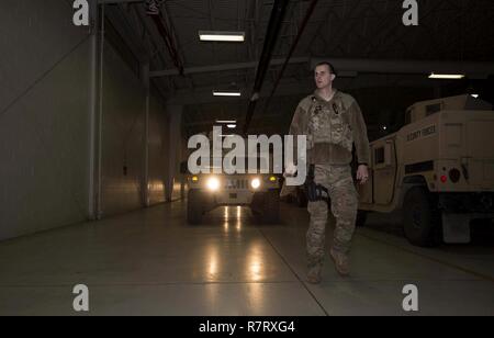 Älterer Flieger Michael Welligkeit, 791 . Rakete Sicherheitskräfte Squadron Response Force Führer, Führer ein Humvee am Minot Air Force Base, N.D., Jan. 28, 2017. Die Inspektionen werden von den Fliegern getan, ein Fahrzeug für den Einsatz. Stockfoto