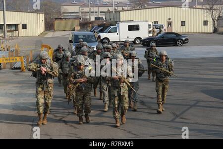 Us-Soldaten und koreanischen Augmentees in die United States Army 35th Air Defense Artillery Brigade zugeordnet beginnen Ihre 12-Mile Road März während der Feuerwehr am besten Krieger Wettbewerb 29. März im Camp Casey. Die oberen Soldaten aus jeder Kategorie werden die Dragon Brigade an der Achten Armee besten Krieger Konkurrenz darzustellen. Stockfoto