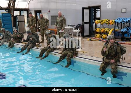 Us-Soldaten und koreanischen Augmentees in die United States Army 35th Air Defense Artillery Brigade zugeordnet Test ihr Wasser Überlebensfähigkeit Fähigkeiten 28. März im Camp Casey während der Feuerwehr am besten Krieger Wettbewerb. Die oberen Soldaten aus jeder Kategorie werden die Dragon Brigade an der Achten Armee besten Krieger Konkurrenz darzustellen. Stockfoto