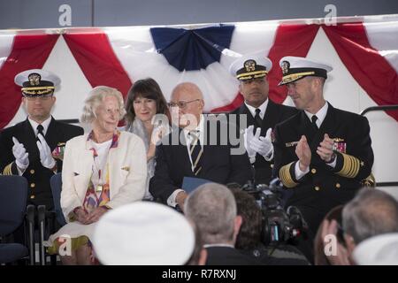 PASCAGOULA, Fräulein (8. April 2017) Leiter der Naval Operations (CNO) Adm. John Richardson verbindet ehemaligen Sekretär der Marine Paul Ignatius und seine Frau Nancy für die Taufe der neuesten der Marine der Arleigh-Burke-Klasse Zerstörer die Zukunft USS Paul Ignatius (DDG117). Das Schiff ist für ehemalige Sekretärin der Marine Paul Ignatius, der als Sekretär der Marine von 1967 bis 1969 gedient und war der stellvertretende Verteidigungsminister während Präsident Lyndon B. Johnson's Verwaltung benannt. Stockfoto