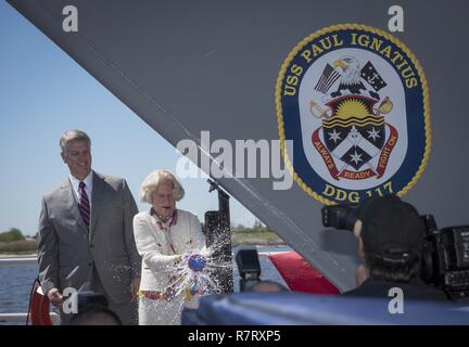 PASCAGOULA, Fräulein (8. April 2017) Nancy Ignatius tauft der Marine neueste Zerstörer der Arleigh-Burke-Klasse der Zukunft USS Paul Ignatius (DDG117). Frau Ignatius ist Sponsor des Schiffes. Das Schiff ist für ihr Ehemann, ehemaliger Sekretär der Marine Paul Ignatius, der als Sekretär der Marine von 1967 bis 1969 gedient und war der stellvertretende Verteidigungsminister während Präsident Lyndon B. Johnson's Verwaltung benannt. Stockfoto