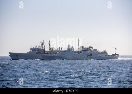 Arabischen Golf (5. April 2017) Die dänische Fregatte HDMS Peter Willemoes (F 362) Segeln neben der schnellen Combat support ship USNS (T-AOE6) während einer Auffüllung-auf-See. Willemoes ist in den USA der 5. Flotte Bereich für Maßnahmen zur Erhöhung der Sicherheit des Seeverkehrs auf die Verbündeten und Partnern zu beruhigen bereitgestellt, und der Freiheit der Schiffahrt und des freien Handels in der Region erhalten. Stockfoto