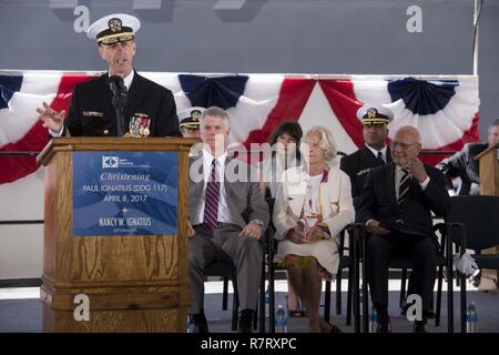 PASCAGOULA, Fräulein (8. April 2017) Leiter der Naval Operations (CNO) Adm. John Richardson spricht während der Taufe für die neueste der Marine der Arleigh-Burke-Klasse Zerstörer, die Zukunft USS Paul Ignatius (DDG117). Das Schiff ist für ehemalige Sekretärin der Marine Paul Ignatius, der als Sekretär der Marine von 1967 bis 1969 gedient und war der stellvertretende Verteidigungsminister während Präsident Lyndon B. Johnson's Verwaltung benannt. Stockfoto