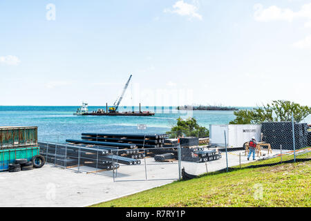 Marathon, USA - Mai 1, 2018: Florida Baustelle mit vielen Balken, Kranbau, auf der Insel mit bunten leuchtenden Türkis sonnigen Wasser auf Golf o Stockfoto