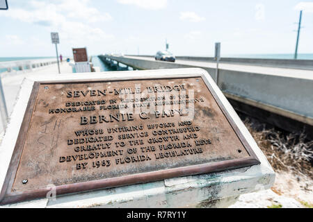 Marathon, USA - Mai 1, 2018: Florida Keys, Overseas Highway Road, Seven Mile Bridge im Atlantischen Ozean, Golf von Mexiko, Auto, Zeichen closeup Stockfoto