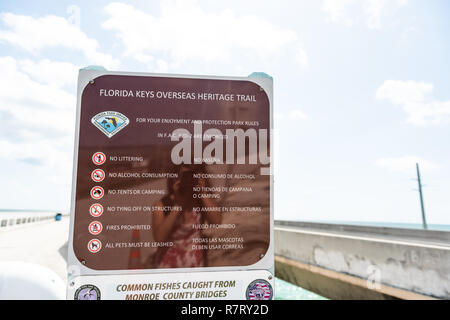 Marathon, USA - Mai 1, 2018: Florida Keys, Overseas Highway Road, Seven Mile Bridge im Atlantischen Ozean, Golf von Mexiko, Zeichen closeup Stockfoto