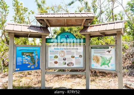 Big Pine Key, USA - Mai 1, 2018: Florida Keys, Nahaufnahme der Blaue See Teich Informationen Zeichen für National Key Deer Refuge Stockfoto