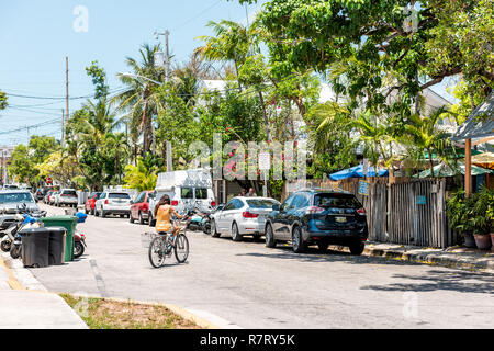 Key West, USA - Mai 1, 2018: Lokale Frau reiten Reisen Fahrrad, Bike auf der Straße Straße in Florida City, an einem sonnigen Tag Stockfoto