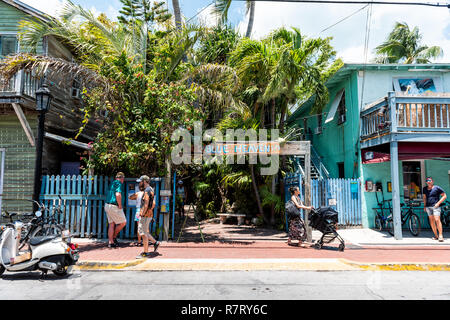 Key West, USA - Mai 1, 2018: Tropical Restaurant Blue Heaven's Andy Cabana, Jungle Style Architektur in Florida auf Reisen, sonnigen Tag, Menschen Stockfoto