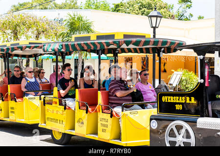 Key West, Vereinigte Staaten - 1. Mai 2018: Menschen reiten tour bus Conch Katze glücklich lächelnde, Gelb touristische Farbe in Florida Insel auf Reisen Stockfoto
