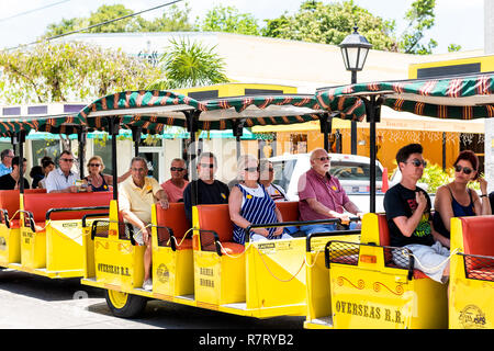 Key West, Vereinigte Staaten - 1. Mai 2018: Menschen reiten tour bus Gelb conch Katze glücklich lächelnde, touristische Farbe in Florida Insel auf Reisen Stockfoto