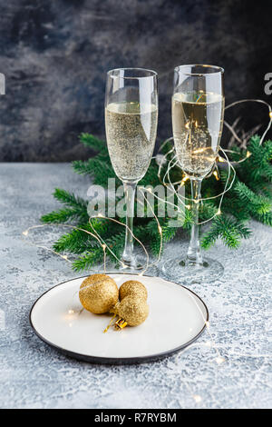 Weihnachten und neues Jahr Feier mit Champagner. Neues Jahr Urlaub dekorierten Tisch. Zwei Sektgläser. Urlaub Dekorationen. Kopieren Sie Platz. Stockfoto