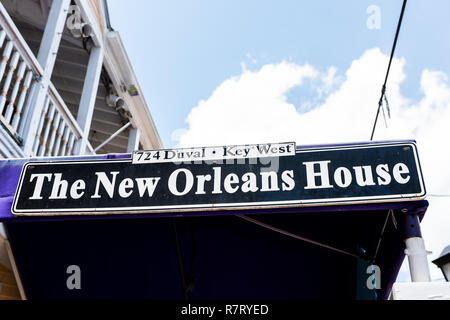 Key West, USA - Mai 1, 2018: Nahaufnahme von New Orleans Stil Zeichen für Touristen Tourismus Florida reisen, Duval Street Pub House Stockfoto