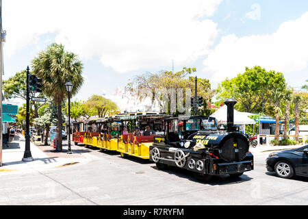 Key West, Vereinigte Staaten - 1. Mai 2018: Menschen reiten tour bus gelb schwarz Conch trolley Touristen Farbe in Florida Insel auf Reisen Stockfoto