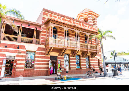 Key West, USA - Mai 1, 2018: Duval Street Architektur mit alten First National Bank Gebäude, Menschen zu Fuß in Florida City reisen, sonnigen Tag Stockfoto