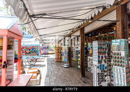 Key West, USA - Mai 1, 2018: Duval Street Mallory Shopping Square Architektur mit niemand in Florida City reisen, sonnigen Tag, Einzelhändler Anbieter Stockfoto