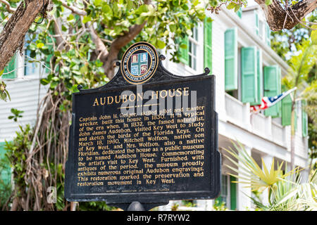 Key West, USA - Mai 1, 2018: Audubon House Historic Landmark auf der Straße Architektur mit touristischen Informationen anmelden closeup in Florida City reisen, Sunn Stockfoto