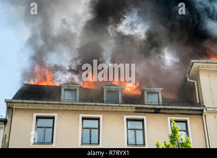 Dachstuhl in Flammen Stockfoto