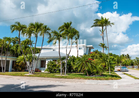 Key West, USA - Mai 1, 2018: Historische typische Architektur der Häuser in Florida City Island auf Reisen, sonnigen Tag, Straße eigenschaft Immobilien Stockfoto