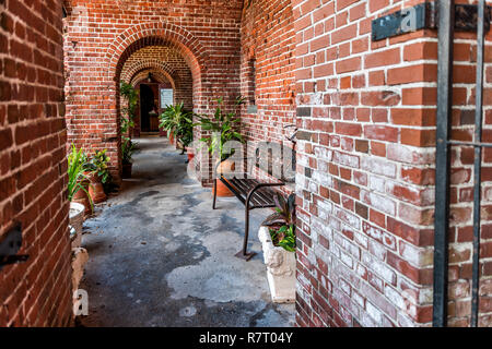 Key West, USA - Mai 1, 2018: Brick Bürgersteig Korridor weg Eingang zu Martello botanischen Garten Center mit niemand, Architektur in Florida Stockfoto