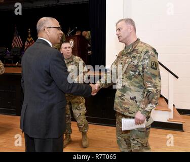 Vizegouverneur Boyd Rutherford (Links), der Lieutenant Gouverneur von Maryland, ist von Oberst Michael D. Smith (Rechts), Kommandant der Armee finden Cyber Operations Group (ARCOG), 335.- Signal (Theater) vor der Teilnahme an einem Willkommen zu Hause Krieger Zeremonie für Soldaten aus der ARCOG North Capital Region Cyber Protection Center, 2. April in Fort Meade, Maryland bereitgestellt werden begrüßt. Die NCRCPC Soldaten in Kuwait eingesetzt cyber Training und Missionen zur Unterstützung der US-Army Central Command. Stockfoto