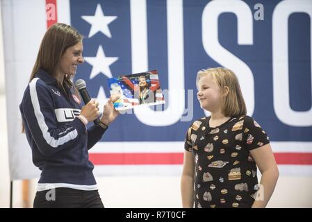 Us-olympischen Schwimmer Katie Meili hält ein Foto auf Ihrem durch die Mädchen neben ihr während der Olympischen Spiele von Rio nach beantworten Fragen während einer USO in Naval Support Activity in Neapel in Neapel, Italien, 31. März 2017. Us Air Force General Paul J. Selva, der stellvertretende Vorsitzende des Generalstabs, zusammen mit USO Animateure, besuchte Service für Mitglieder, die außerhalb der USA an verschiedenen Standorten auf der ganzen Welt stationiert sind. Unterhaltungskünstler in diesem Jahr inbegriffen Land Musiker Craig Morgan, Mixed Martial Artist Dominick Cruz, Küchenchef Robert Irvine, mentalist Jim Karol und Meili. Stockfoto