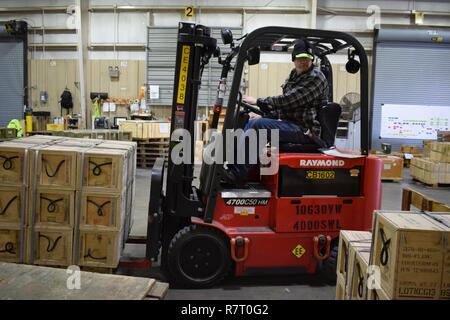 Ca. 150 Stahl-Container, die Kran-Army Depot Operatoren mit Munition, verpackt blockiert und verspannt, inspiziert, versiegelt dann verladen Triebwagen während einer Outload-Bohrer, die 20-24. März warfighters Übersee verschickt werden. Stockfoto