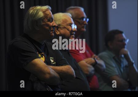 Pensionierte Chief Master Sgt. Norman Evans, Links, nimmt an der Feier des 50. Jahrestages der AC-130 an hurlburt Field, Fla., 31. März 2017. Evans diente in der Vietnam Krieg als Sensor Fahrer Wer flog auf mehrere Flugzeuge einschließlich der AC-47 Spooky Gunship, der AC-119 Gunship und Schatten der AC-130 ein Gespenst Gunship. Stockfoto