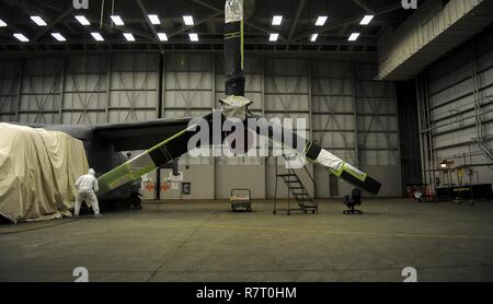 Luft-Kommandos mit der 1st Special Operations Wartung Squadron restauriert eine CV-22 Osprey in Hurlburt Field, Florida, 28. März 2017. Korrosionsschutz Flieger wiederherstellen die strukturelle Integrität des Flugzeugs durch Malerarbeiten Teile des Körpers alle zwei Jahre, die durch die Einwirkung der Umwelt geschwächt; Verlängerung der Lebensdauer der Anlage. Diese Luft-Kommandos sicherzustellen, dass CV-22 kann schnell bereitstellen, um Antworten auf kritische Situationen weltweit sicherstellen, dass das Flugzeug hat Schutz vor den Elementen, die sie antreffen. Stockfoto