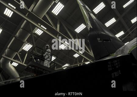 Luft-Kommandos mit der 1st Special Operations Wartung Squadron restauriert eine CV-22 Osprey in Hurlburt Field, Florida, 28. März 2017. Korrosionsschutz Flieger wiederherstellen die strukturelle Integrität des Flugzeugs durch Malerarbeiten Teile des Körpers alle zwei Jahre, die durch die Einwirkung der Umwelt geschwächt; Verlängerung der Lebensdauer der Anlage. Diese Luft-Kommandos sicherzustellen, dass CV-22 kann schnell bereitstellen, um Antworten auf kritische Situationen weltweit sicherstellen, dass das Flugzeug hat Schutz vor den Elementen, die sie antreffen. Stockfoto