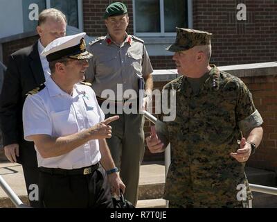 NAVAL SUPPORT ACTIVITY Hampton Roads, Norfolk, Virginia - Generalleutnant John E. Wissler, Commander, U.S. Marine Corps Forces Command, Abschied zu Royal Marine Konteradmiral Paddy McAlpine, Stellvertretender Kommandant, auffällig und Unterstützung Kraft, North Atlantic Treaty Organisation, bei einem Besuch in Naval Support Activity Hampton Roads, Norfolk, Virginia, 4. April 2017. Stockfoto
