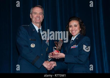 Maxwell AFB, Ala-Generalleutnant Darryl Roberson, Bildung und Ausbildung Befehl Commander, präsentiert die 2016 AETC Erzieher des Jahres an den technischen Sergeant Maria Holt von NCO Academy, Sheppard AFB, TX, 20. März 2017. Stockfoto