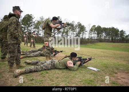 Us-Marines mit dem Basic School (TBS) fire M 16 A4 Gewehre während der montford Punkt Biathlon an Waffen Training Bataillon, Marine Corps Base Quantico, Virginia, 7. April 2017. Die Veranstaltung findet jährlich in dem mehr als 50 Marines von TBS ehren die Härten von Montford Punkt Marines durch konkurrierende in einem 6,5 Meile Kurs, in dem 4-Mann Teams von Marines laufen von TBS zu Waffen Training Bataillon 3, Schießen 20 Schuss Munition in Bauchlage und stehende Positionen, dann zurück zu TBS laufen konfrontiert. Stockfoto