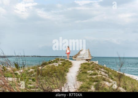 Bahia Honda, USA - Mai 1, 2018: Junge Frau stand vor der Alten Seven Mile Bridge, touristische auf Ferien, hohen Winkel horizon Marine Stockfoto