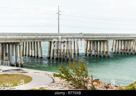 Seven Mile Bridge Landschaft der Florida Keys Wasser Atlantik, Strand auf der Overseas Highway, Auto auf der Straße Stockfoto