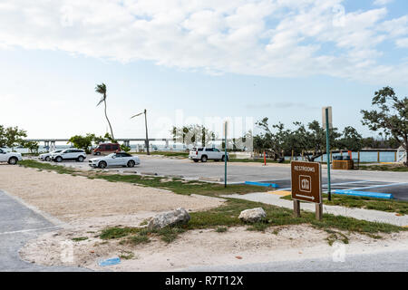Bahia Honda, USA - Mai 1, 2018: Bridge Overseas Highway Road, State Park bei Tag Sonnenuntergang Abend in Florida Keys, mit Strand, Toiletten Schild und Par Stockfoto