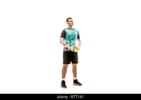 Die kaukasischen jungen männlichen Handball Spieler im Studio auf weißem Hintergrund Stockfoto