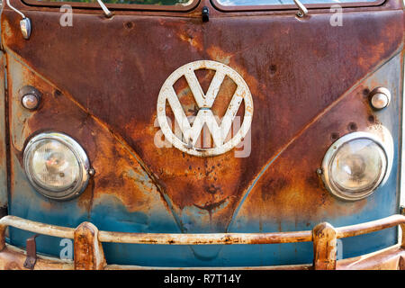 Rusty 1960 VW Split Screen Volkswagen Kabine pickup van im Bicester Heritage Center, Oxfordshire, England Stockfoto