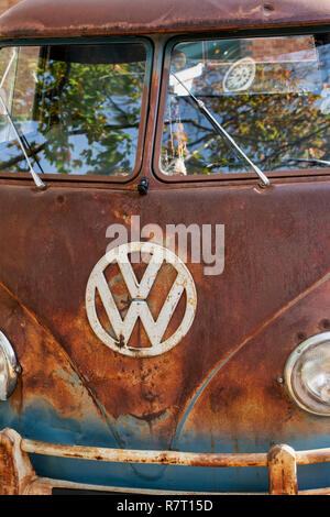 Rusty 1960 VW Split Screen Volkswagen Kabine pickup van im Bicester Heritage Center, Oxfordshire, England Stockfoto