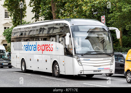 London, Großbritannien - 12 September 2018: National Express Bus shuttle bus weißes Schild text moderner Luxus Transport Service im Verkehr auf der Straße r Stockfoto