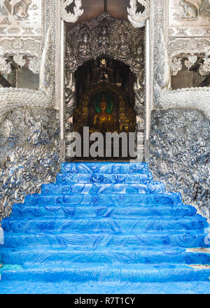Die blau lackierten Schritte und die vergoldete Statue von Buddha von Wat Sri Suphan oder Silber Tempel, Chiang Mai, Thailand Stockfoto
