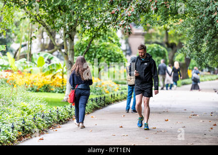 London, Großbritannien - 12 September 2018: Leute, Touristen zu Fuß in Whitehall Gardens von Thames River Victoria Embankment in Westminster Stockfoto