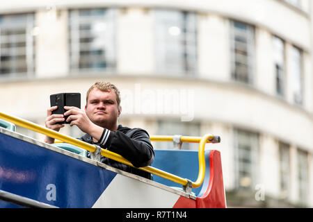 London, Großbritannien - 12 September 2018: Glückliche junge Engländer Touristen Stadt Blick von Doppel Decker Tour Bus auf der Straße Straße im Zentrum der Innenstadt von Stockfoto