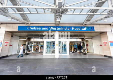 London, Großbritannien - 13 September, 2018: die Nachbarschaft Viertel von Chelsea, Straße, moderne Architektur, Zeichen für Westminster Krankenhaus Haustüren, Menschen Stockfoto