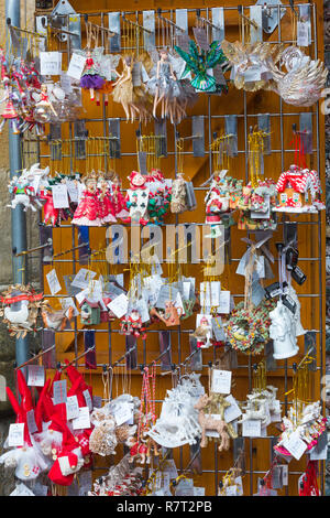 Gisela Graham hingen Weihnachtsdekorationen auf Anzeige auf Rack auf dem Markt an der Winchester Weihnachtsmarkt, Winchester, Hampshire, UK Stall im Dezember Stockfoto