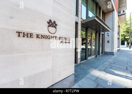 London, Großbritannien - 13 September, 2018: die Nachbarschaft Stadtteil Knightsbridge Architektur, Gebäude für Luxus Wohnungen Stockfoto