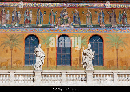 Die Mosaiken aus dem 12. Jahrhundert auf die äußere Fassade der Basilika Santa Maria in Trastevere, Rom, Italien. Stockfoto