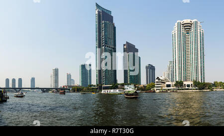 Charoen Nakhon Skyline, Chao Phraya Fluss, Khlong Ton Sai district, Bangkok, Thailand Stockfoto